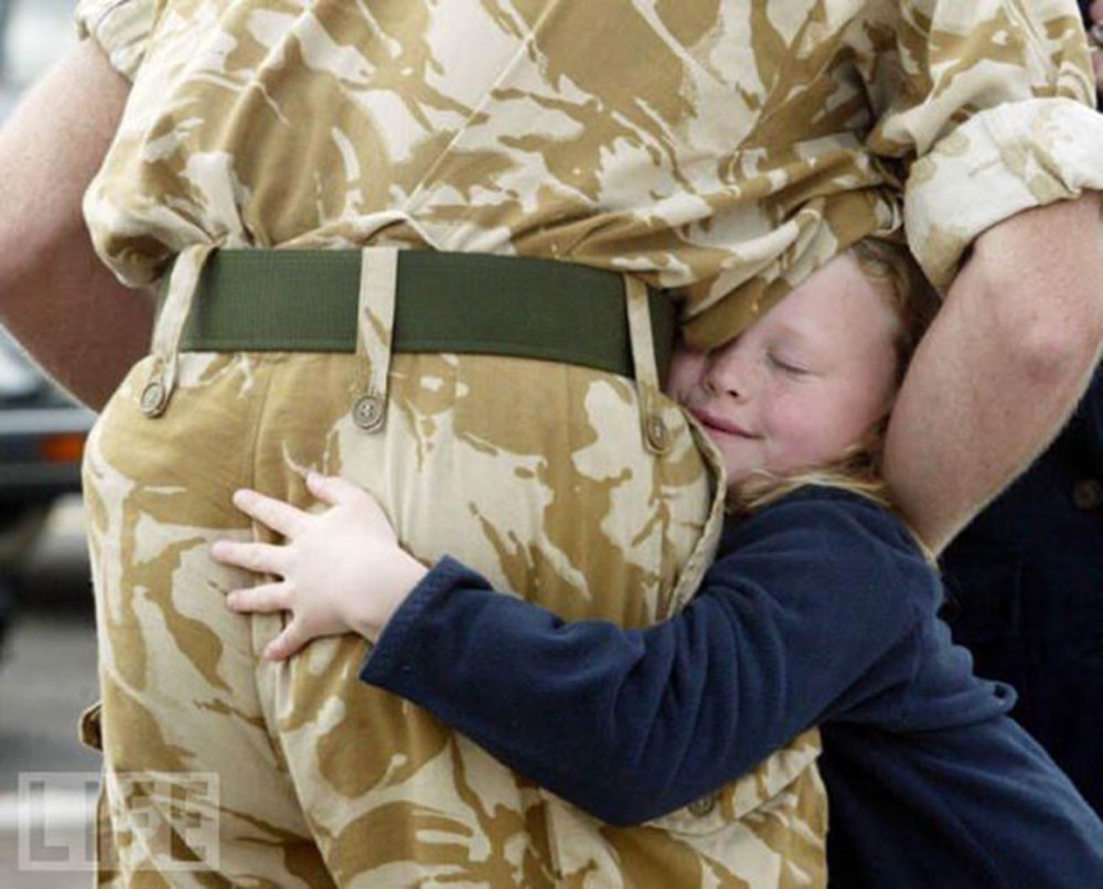 Сын вернулся живой. Военный с ребенком. Солдат обнимает. Солдат обнимает ребенка. Трогательные военные.