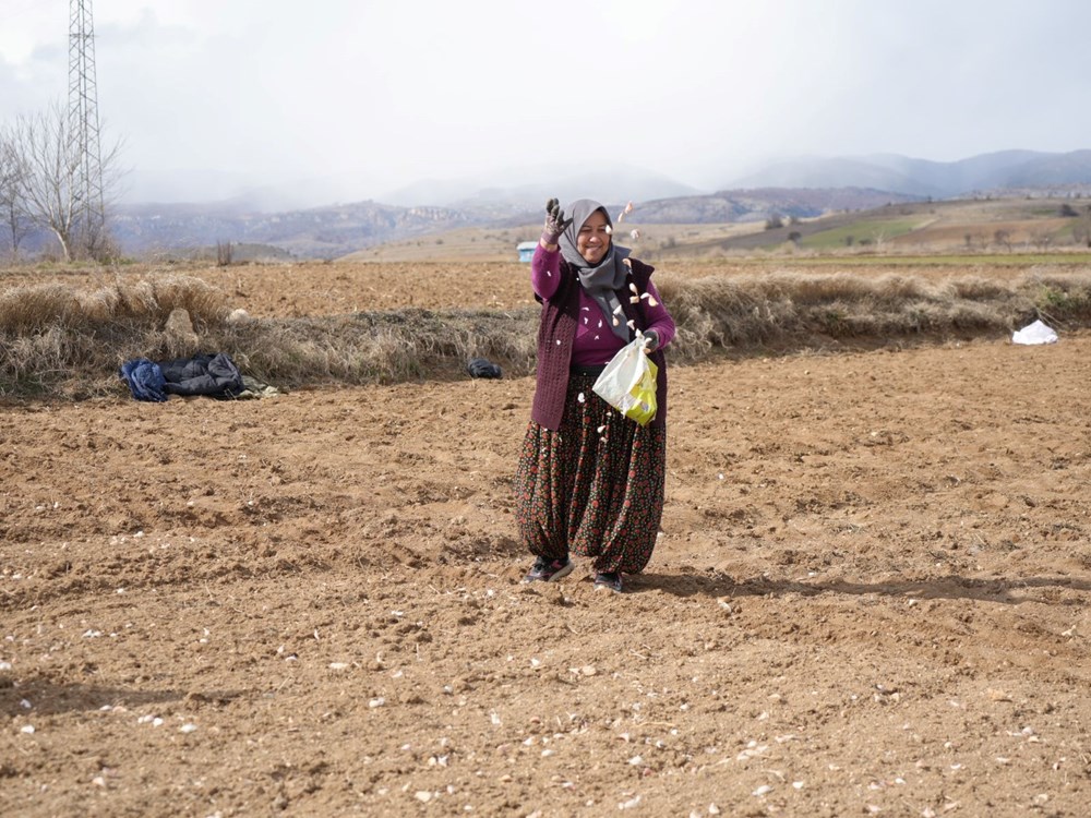 35 yıldır sarımsak tarlasında çalışıyor: "Düğüne gider gibi sarımsak tarlasına geliyorum" - 6