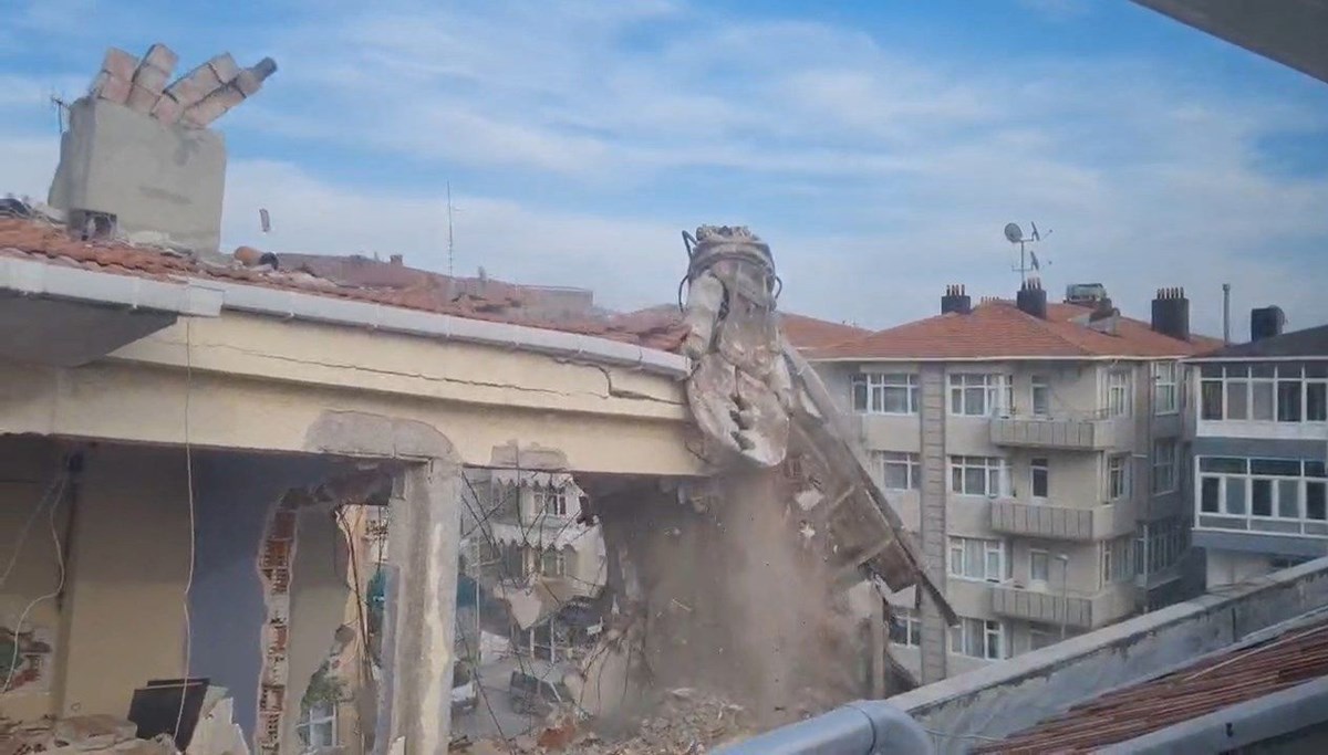 Avcılar'da riskli bina yıkıldı