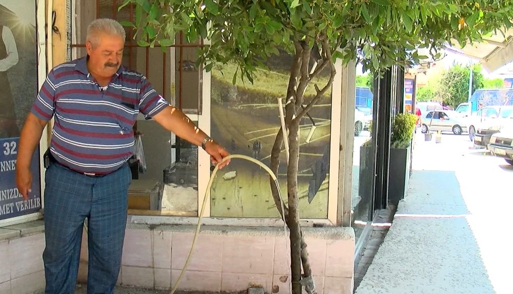 Arnavutköy'de mahallelinin balık kokulu su isyanı - 1