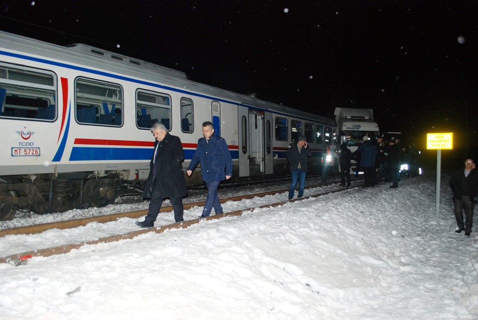 Kütahya'da yolcu treni TIR'a çarptı: 1 ölü, 15 yaralı - 2