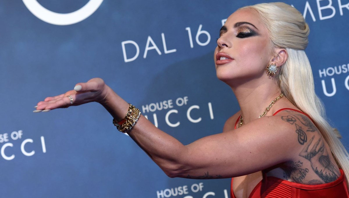 Lady Gaga, Gucci galasında Versace giydi