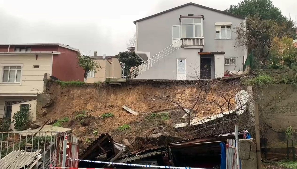 Sarıyer’de istinat duvarı çöktü: 4 araç hasar gördü, bir bina boşaltıldı