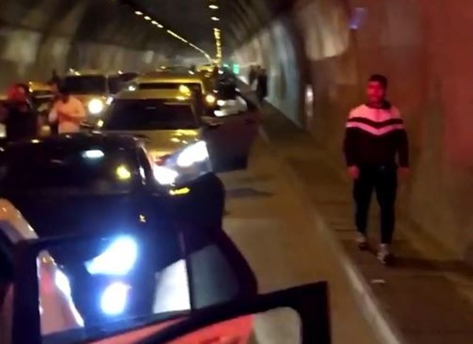 İstanbul'da yine asker uğurlama terörü: Tüneli kapatıp havaya ateş açtılar - 2
