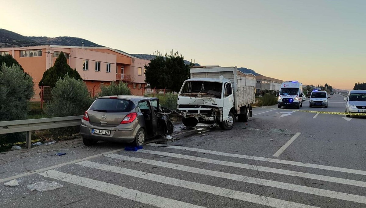 Manisa'da otomobil kamyonete çarptı: 1 ölü, 3 yaralı Manisa'da otomobil kamyonete çarptı: 1 ölü, 3 yaralı