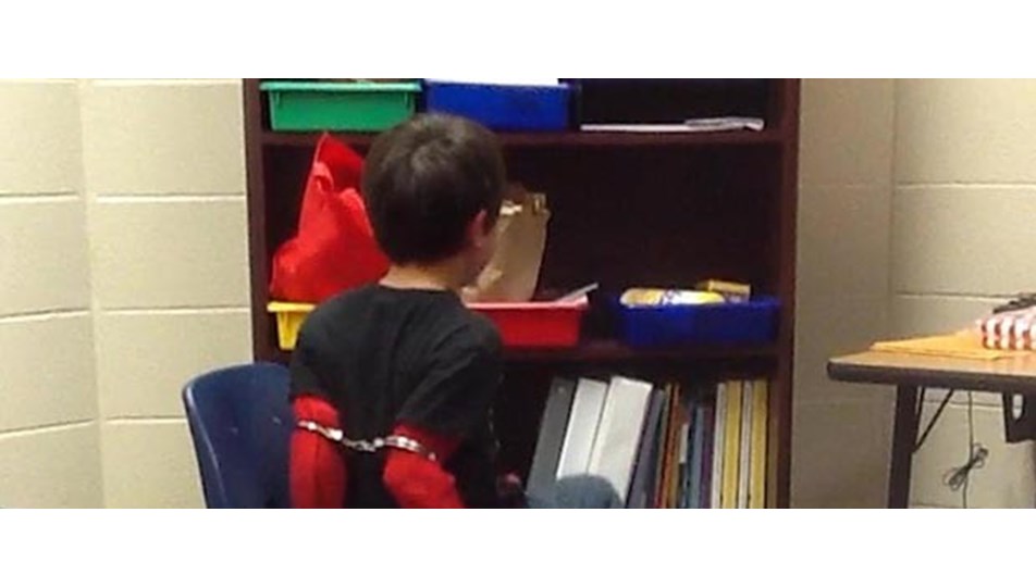 Polisten 8 Yasindaki Cocuga Kelepce Ntv