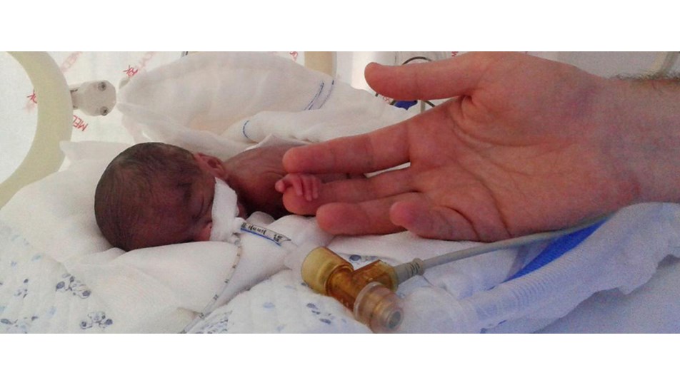 Parmak bebek Miray 'Diren'di
