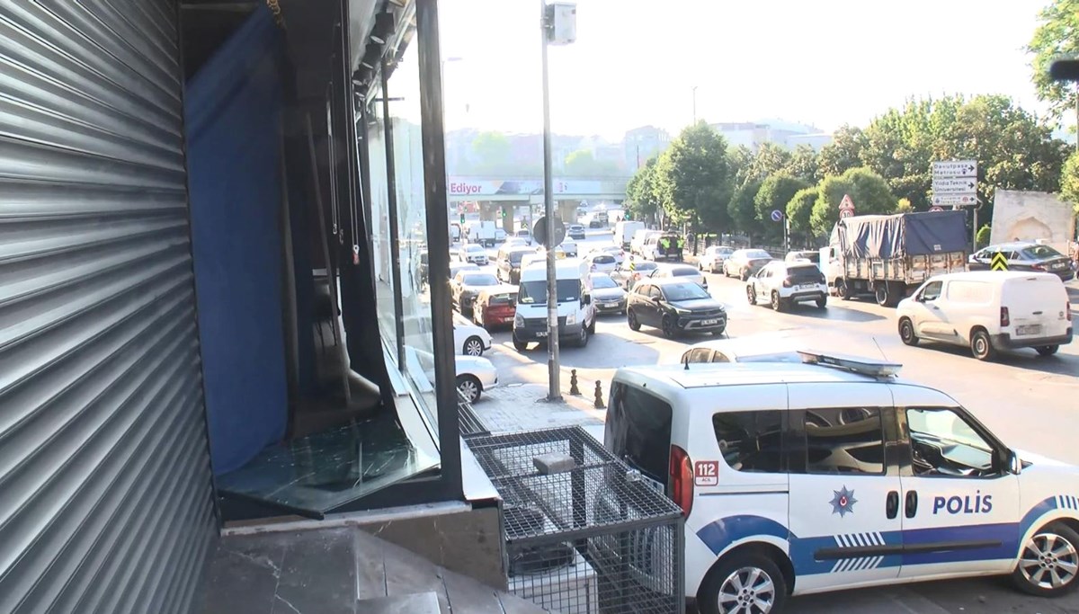 İstanbul’da 17 yaşındaki çocuğa cinsel istismar iddiası: İş yerinin camları kırıldı İstanbul’da 17 yaşındaki çocuğa cinsel istismar iddiası: İş yerinin camları kırıldı