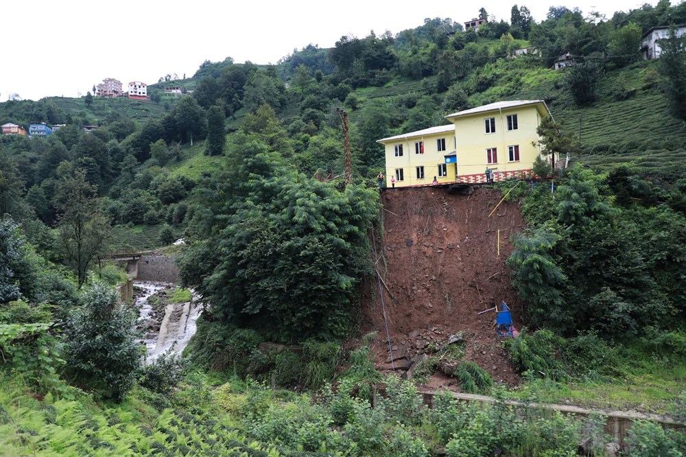 Rize'de heyelan: Okulun bahçesi çöktü - 4
