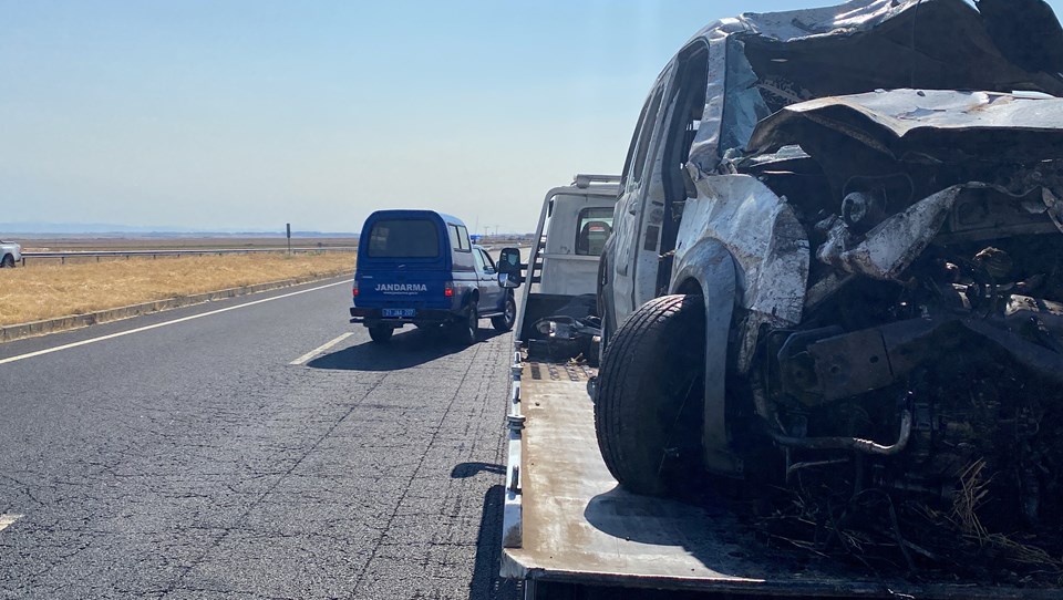 Diyarbakır'da hafif ticari araç şarampole devrildi: 2'si çocuk 8 ağır yaralı - 1