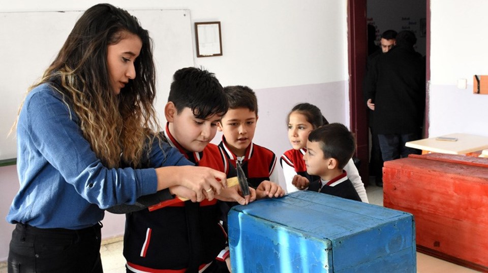 Eski seçim sandıkları hayvanlara yuva oldu - 1