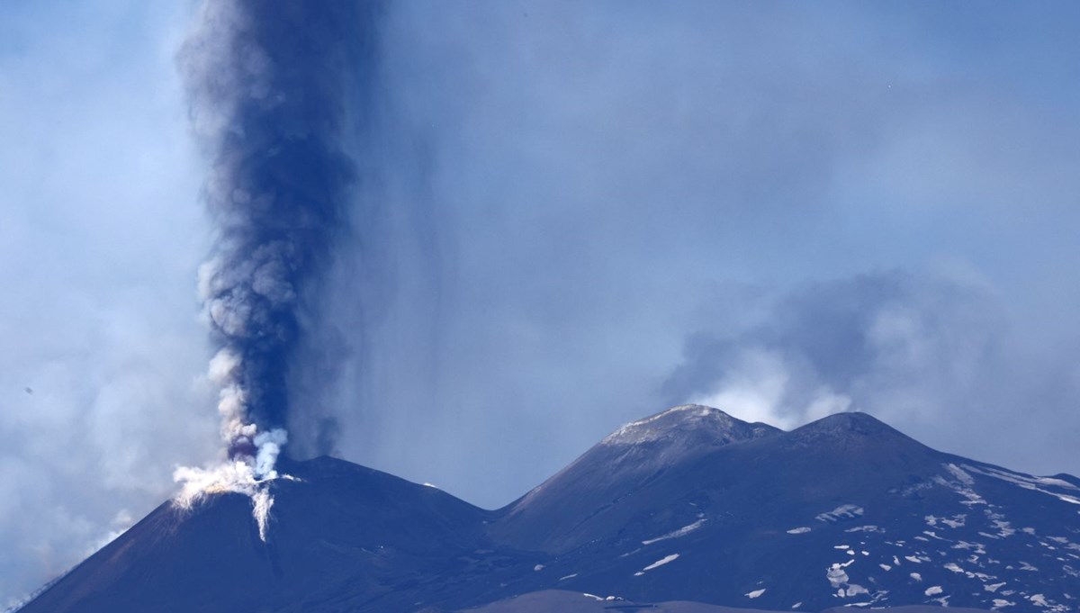 Etna Yanardağı bir kez daha patladı