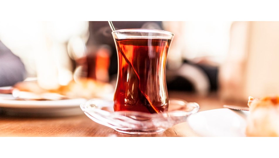 Günde 10 bardak şekerli çay, yılda 3 kilo aldırıyor