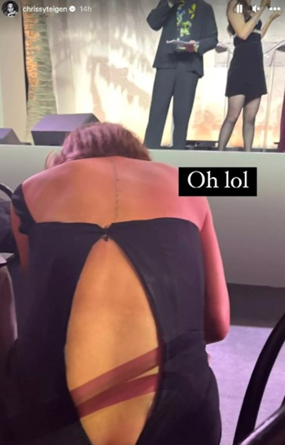 Chrissy Teigen'ın zor anları: Galada fermuarı patladı - 1