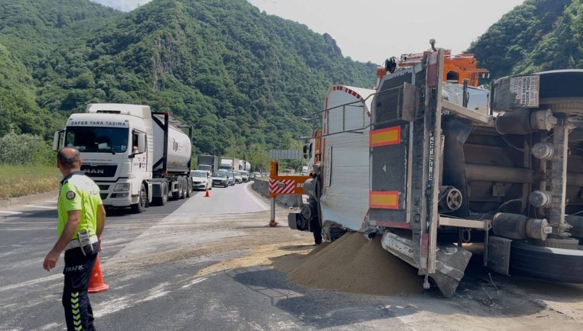Yem yüklü TIR devrildi: Yol iki saat kapalı kaldı