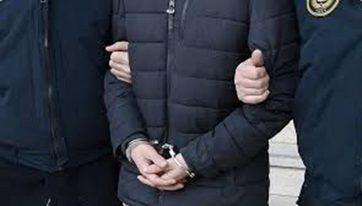 Diyarbakır'da anne ve babasını öldürdüğü iddia edilen zanlı tutuklandı Diyarbakır'da anne ve babasını öldürdüğü iddia edilen zanlı tutuklandı