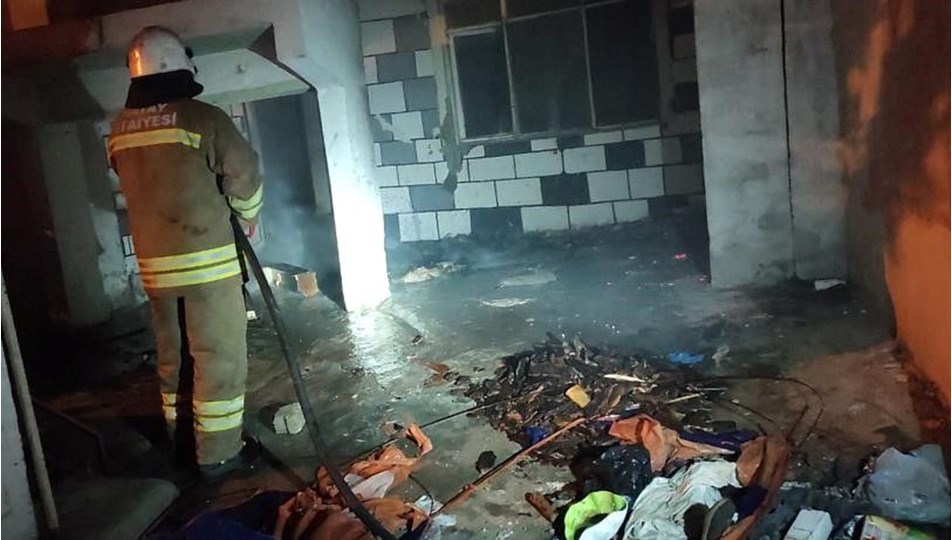 Hatay’da metruk binada yangın çıktı
