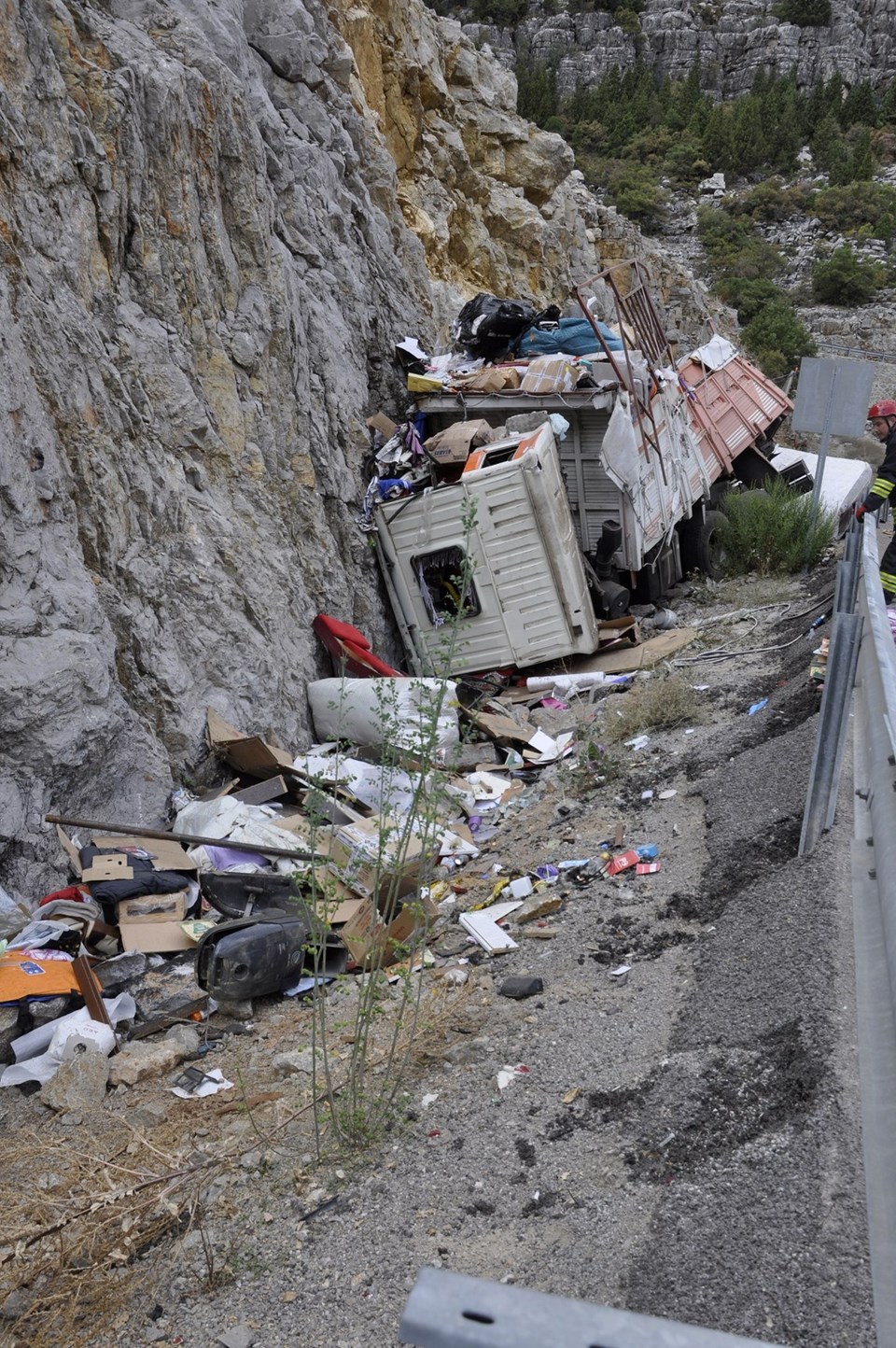 Konya'da ev eşyası taşıyan kamyon devrildi: 1 ölü, 1 yaralı - 1
