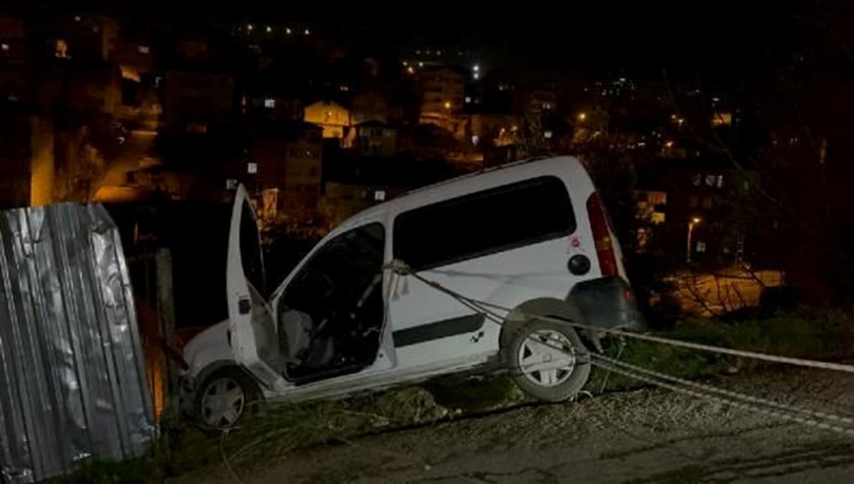 Hafif ticari aracı inşaat alanına düşmekten tel örgüler kurtardı Hafif ticari aracı inşaat alanına düşmekten tel örgüler kurtardı