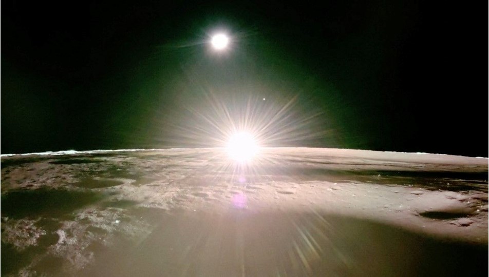 NASA bir ilki paylaştı: Ay'da gün batımı böyle görünüyor!