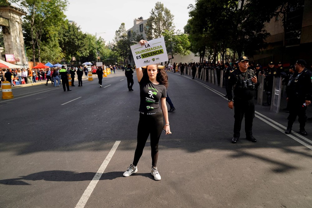 Meksika'da boğa güreşleri geri döndü: Arena dolarken, sokakta protesto vardı - 9