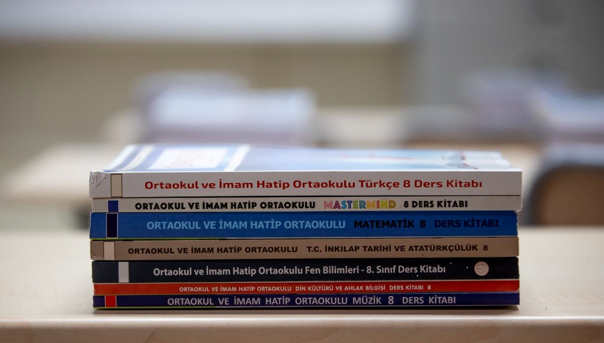Okullarda uyum eğitimine katılacak öğrenciler için ücretsiz kitap dağıtıldı Okullarda uyum eğitimine katılacak öğrenciler için ücretsiz kitap dağıtıldı
