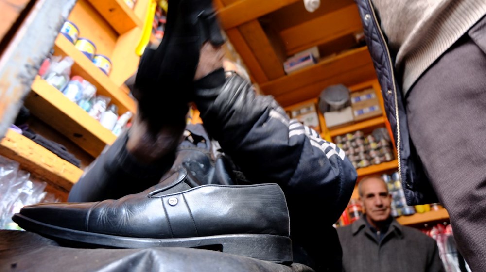Bedensel engelli baba, ayakkabı boyacılığı yaparak 7 çocuğunu büyüttü - 4