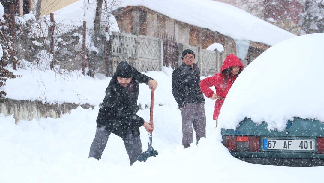Kastamonu'da kar yarım metreyi geçti, bazı ilçelerde okullar tatil