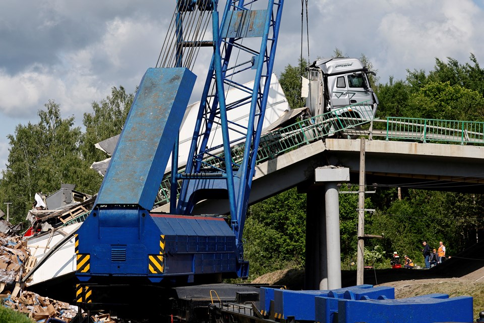 Rusya'da 2 köprü çöktü, trenler raydan çıktı: Yedi kişi öldü - 1