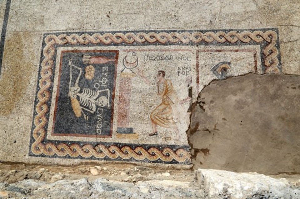 Antakya'da 'Neşeli ol hayatını yaşa' yazılı mozaik bulundu - 1