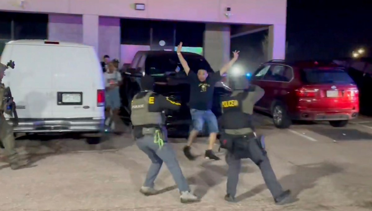 ABD'de gece kulübüne polis baskını ABD'de gece kulübüne polis baskını