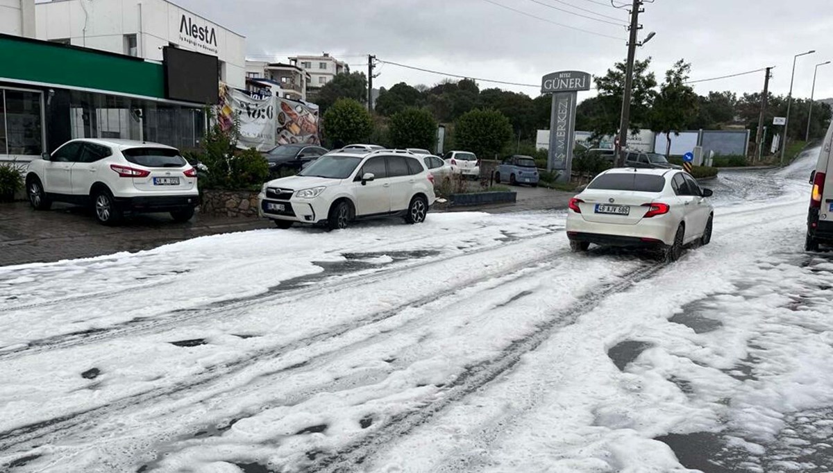 Bodrum’da caddeler köpürdü