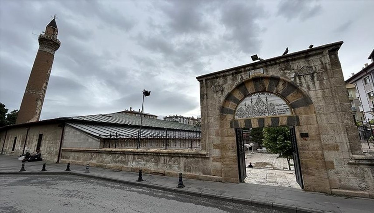 Sivas'taki tarihi Ulu Cami kapsamlı restorasyona hazırlanıyor Sivas'taki tarihi Ulu Cami kapsamlı restorasyona hazırlanıyor