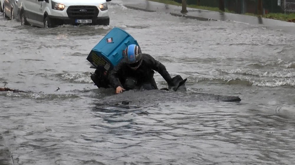 İstanbul'da su borusu patladı, moto kurye açılan çukura düştü - 5