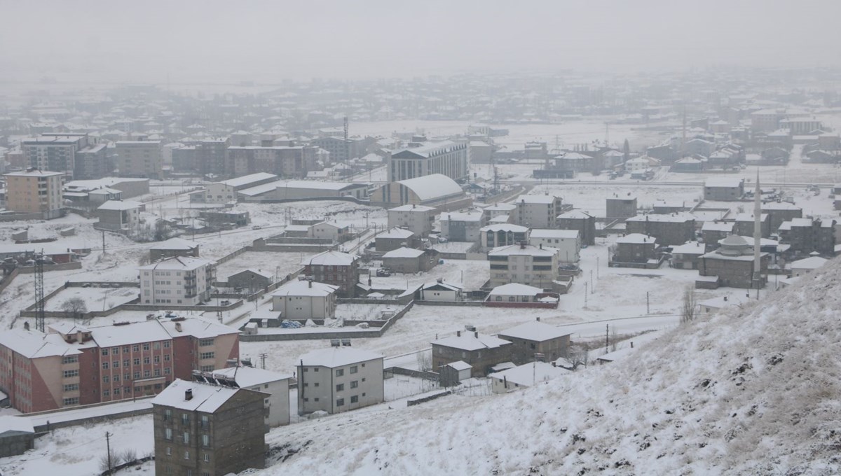 Hakkari'de, 22 yerleşim yerinin yolu kardan kapandı Hakkari'de, 22 yerleşim yerinin yolu kardan kapandı