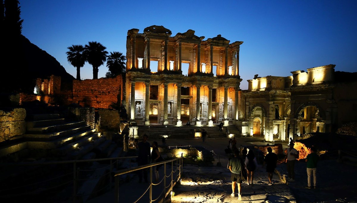 Efes Antik Kenti yenilenen ışıklandırmasıyla ziyaretçilerini ağırlıyor