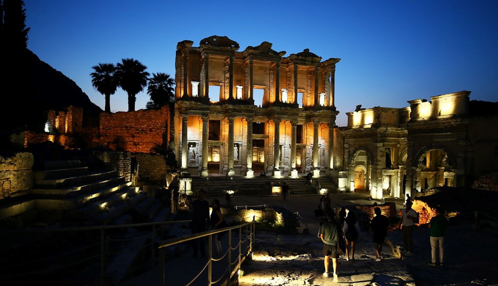 Efes Antik Kenti yenilenen ışıklandırmasıyla ziyaretçilerini ağırlıyor