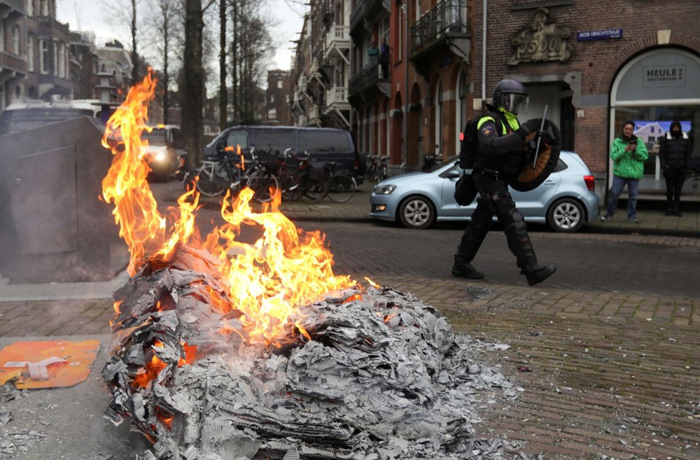 Hollanda'da Covid-19 önlemleri protestosu - 3