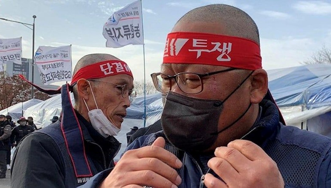 Güney Kore'de binlerce kişi greve giden tır şoförlerine destek için