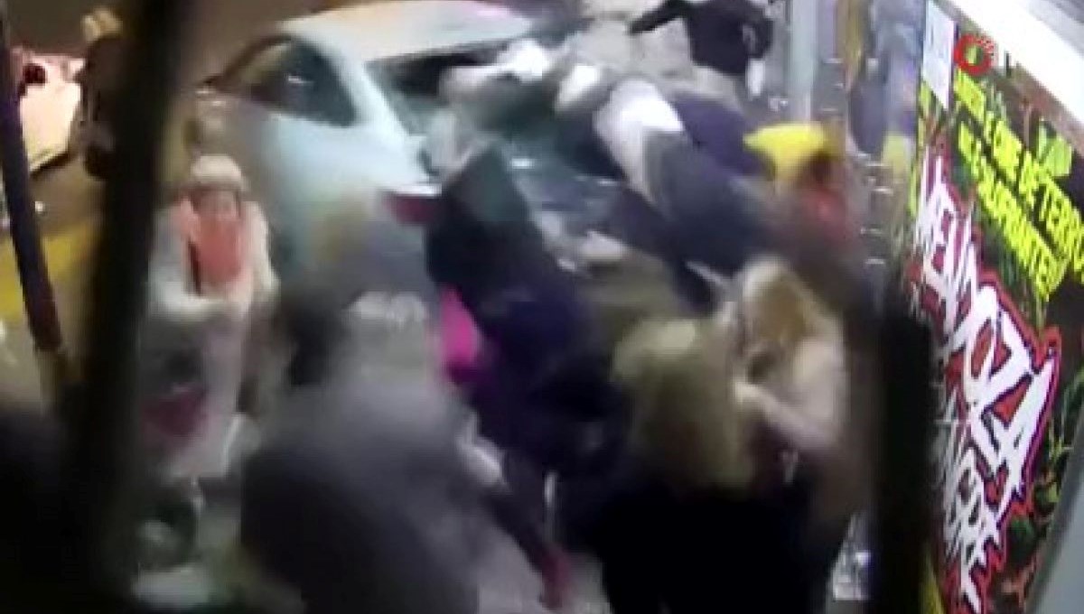 Arjantin'de tiyatro için sıra bekleyenlerin arasına araç daldı: 23 yaralı