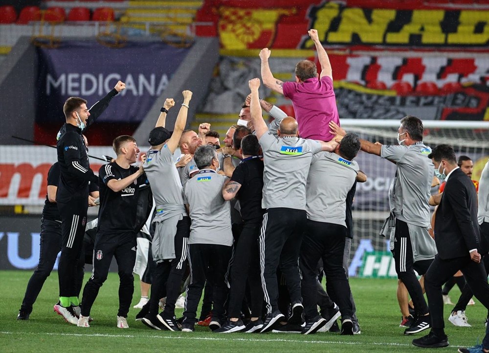 Beşiktaş şampiyonluğuna ulaştı (Beşiktaş'ın kaçıncı şampiyonluğu) - 9