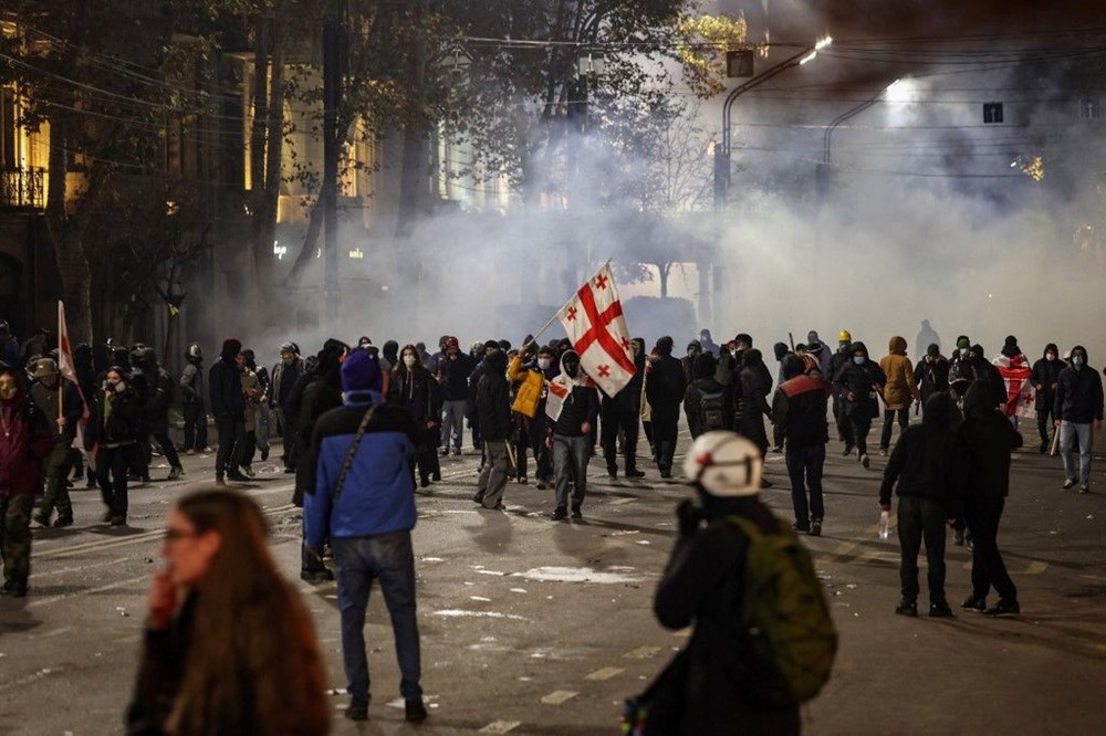 Gürcistan'da gösteriler devam ediyor:  Protestocular parlamento binasına havai fişekle saldırdı - 13