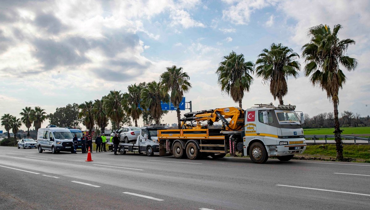 Palmiye ağacına çarpan otomobilde 1 kişi öldü, 3 kişi yaralandı