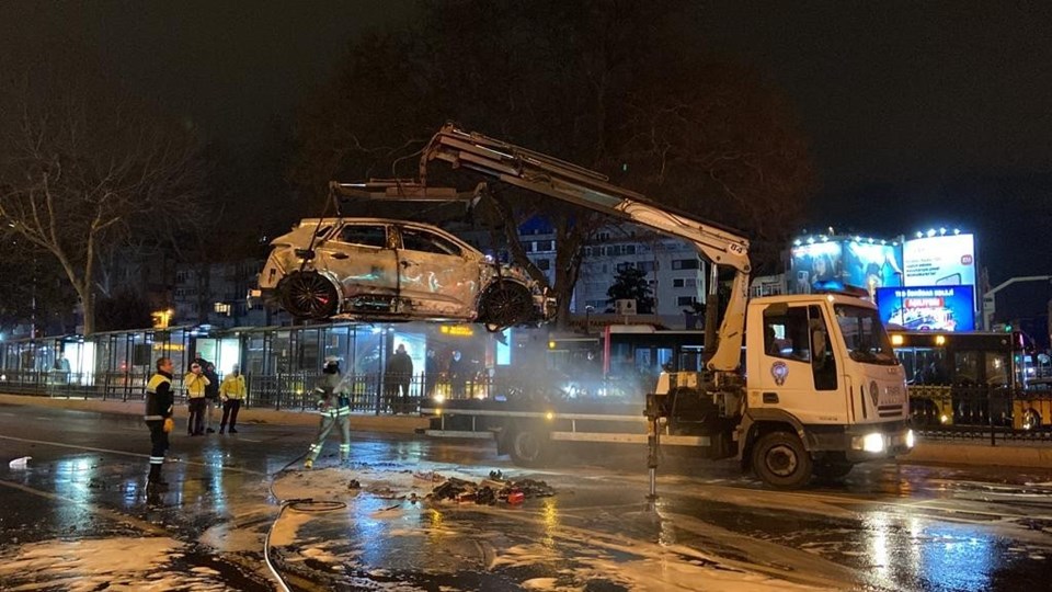 Beşiktaş Meydan’da otomobil alev alev yandı - 1