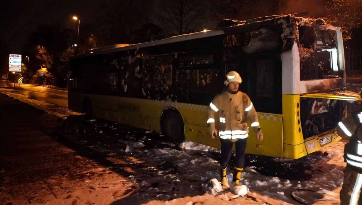 Üsküdar'da İETT otobüsü yanarak kullanılamaz hale geldi