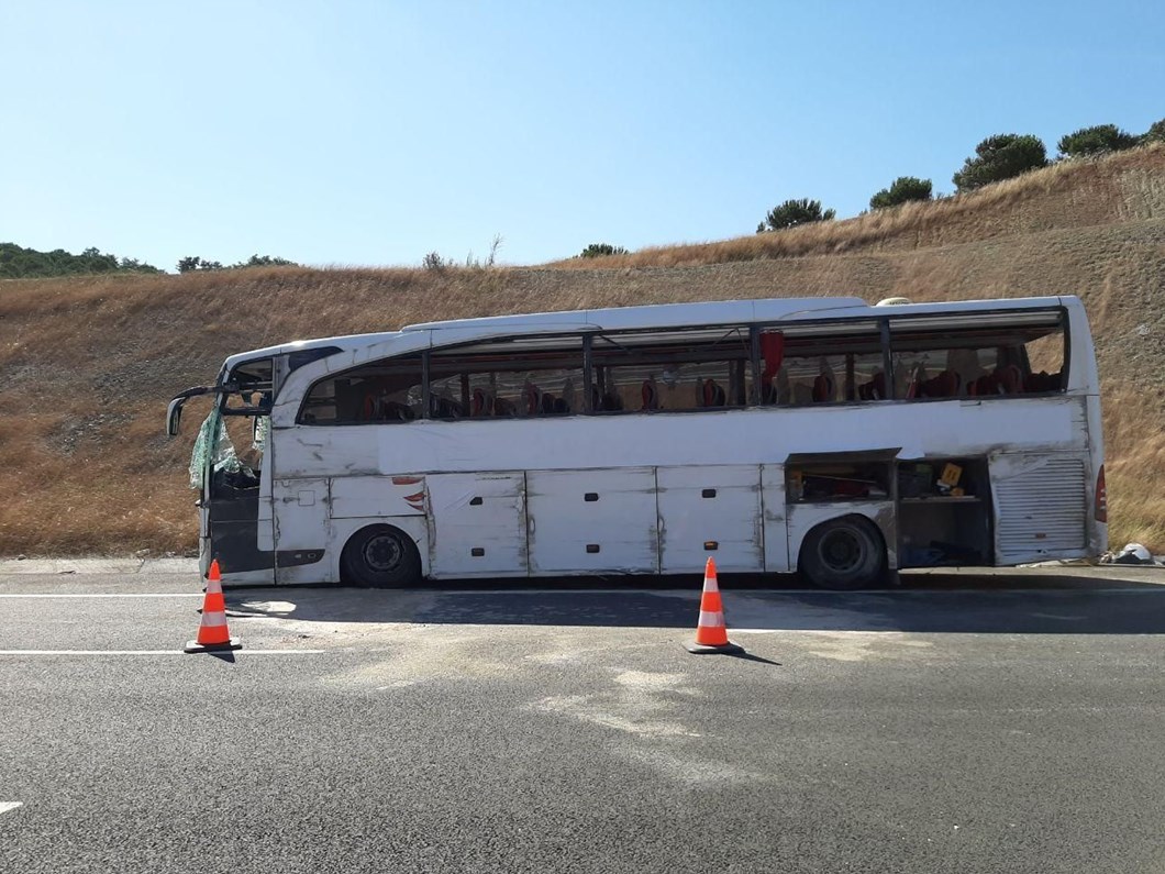 Balikesir De Yolcu Otobusu Devrildi 32 Yarali Ntv