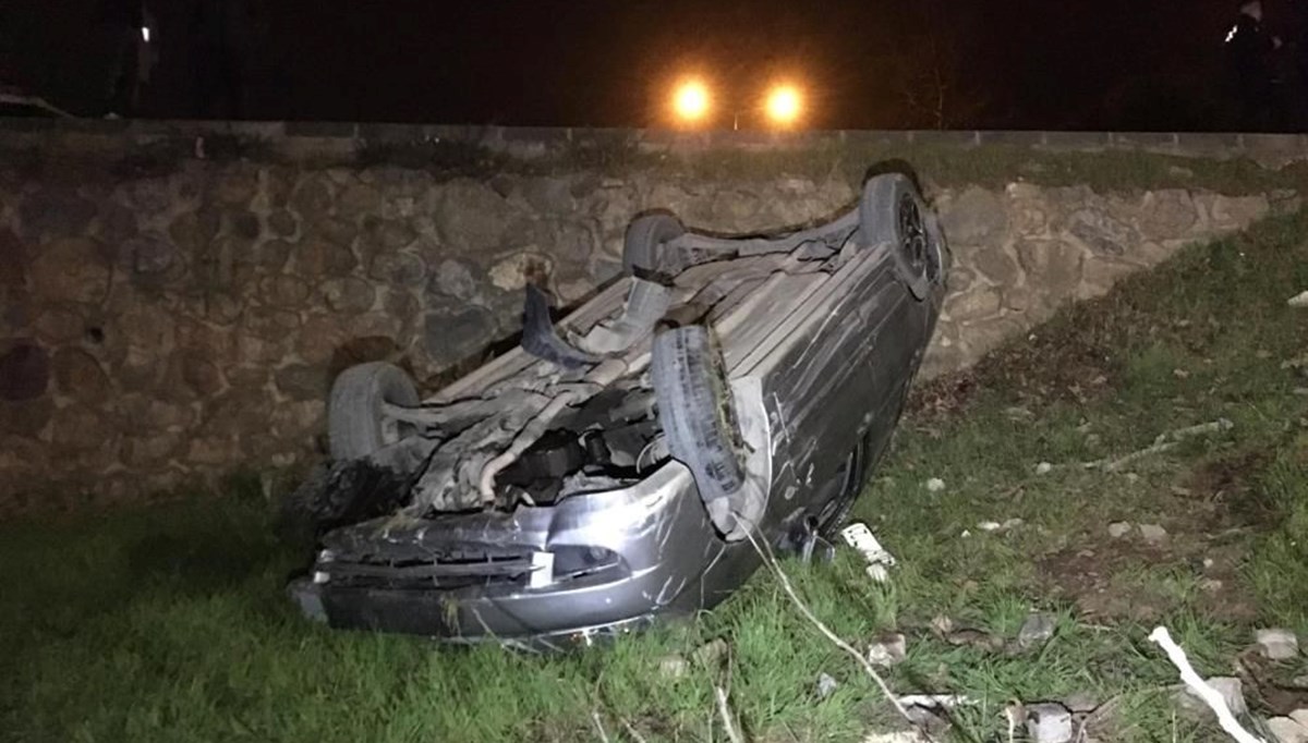 Sitenin bahçesine düşen otomobilden alkol şişesi çıktı: 1 yaralı Sitenin bahçesine düşen otomobilden alkol şişesi çıktı: 1 yaralı