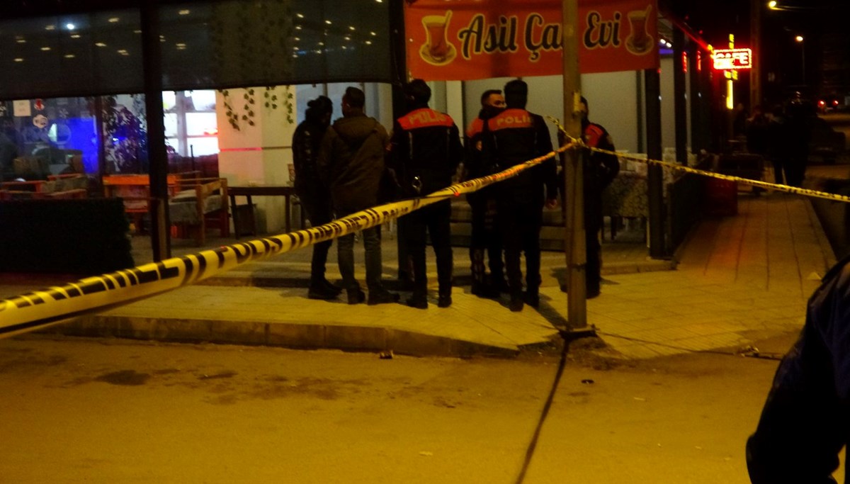 Kahvehanedeki husumetlisine kurşun yağdırdı: Bir kişi öldü, biri ağır dört yaralı Kahvehanedeki husumetlisine kurşun yağdırdı: Bir kişi öldü, biri ağır dört yaralı
