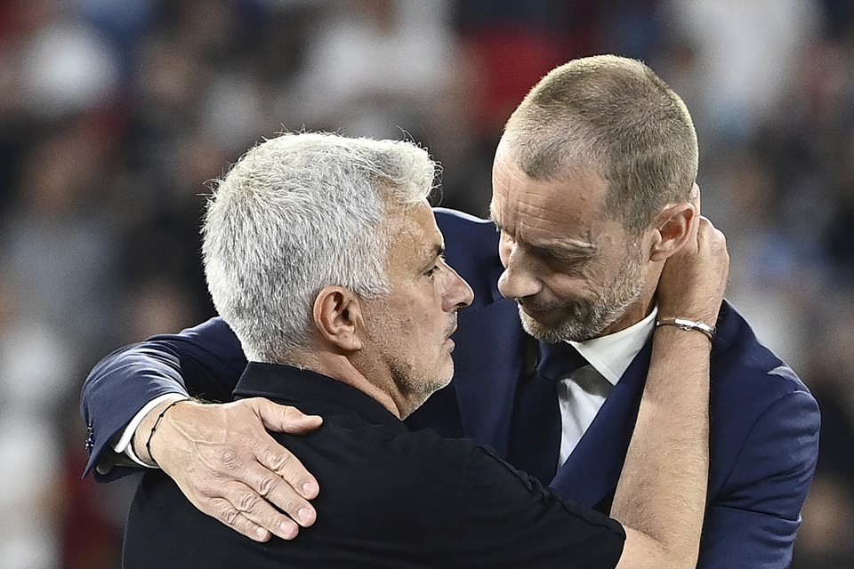 Jose Mourinho'nun final büyüsü bozuldu: Madalyasını taraftara verdi - 1