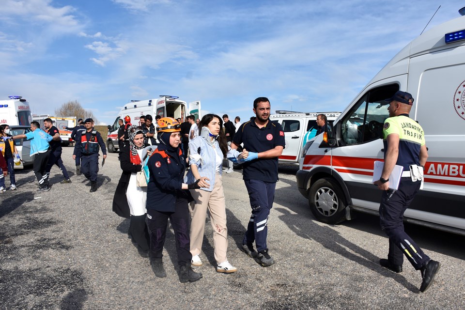 Van ve Sivas'ta iki feci kaza: 7 ölü, 30 yaralı - 2